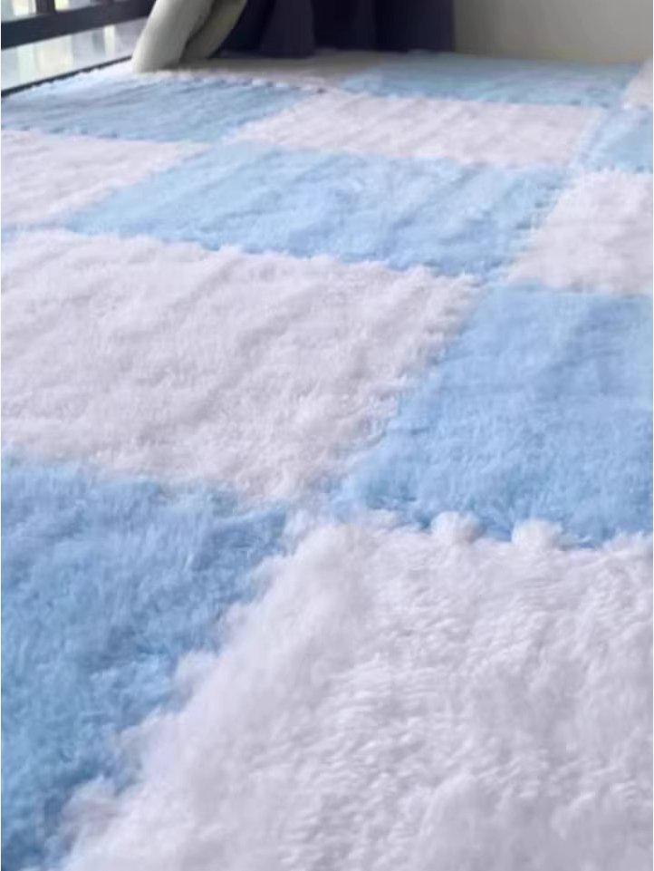 Мягкий тканевый клетчатый коврик для пола серого и бежевого цвета с соединяющимися плитками