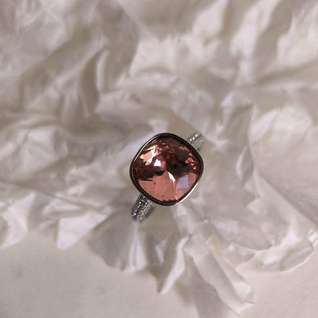 Серебряное кольцо с фианитами, вес изделия 4,34 гр (60002281)