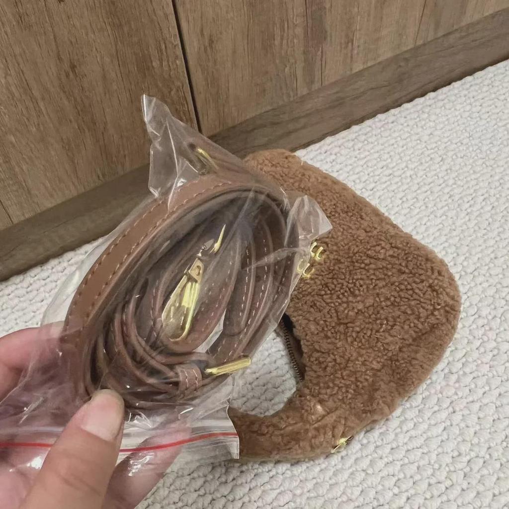 Симпатичная сумка-седло из плюшевой овечки — новая модная универсальная повседневная сумка через плечо из коллекции осень/зима 2023 года.