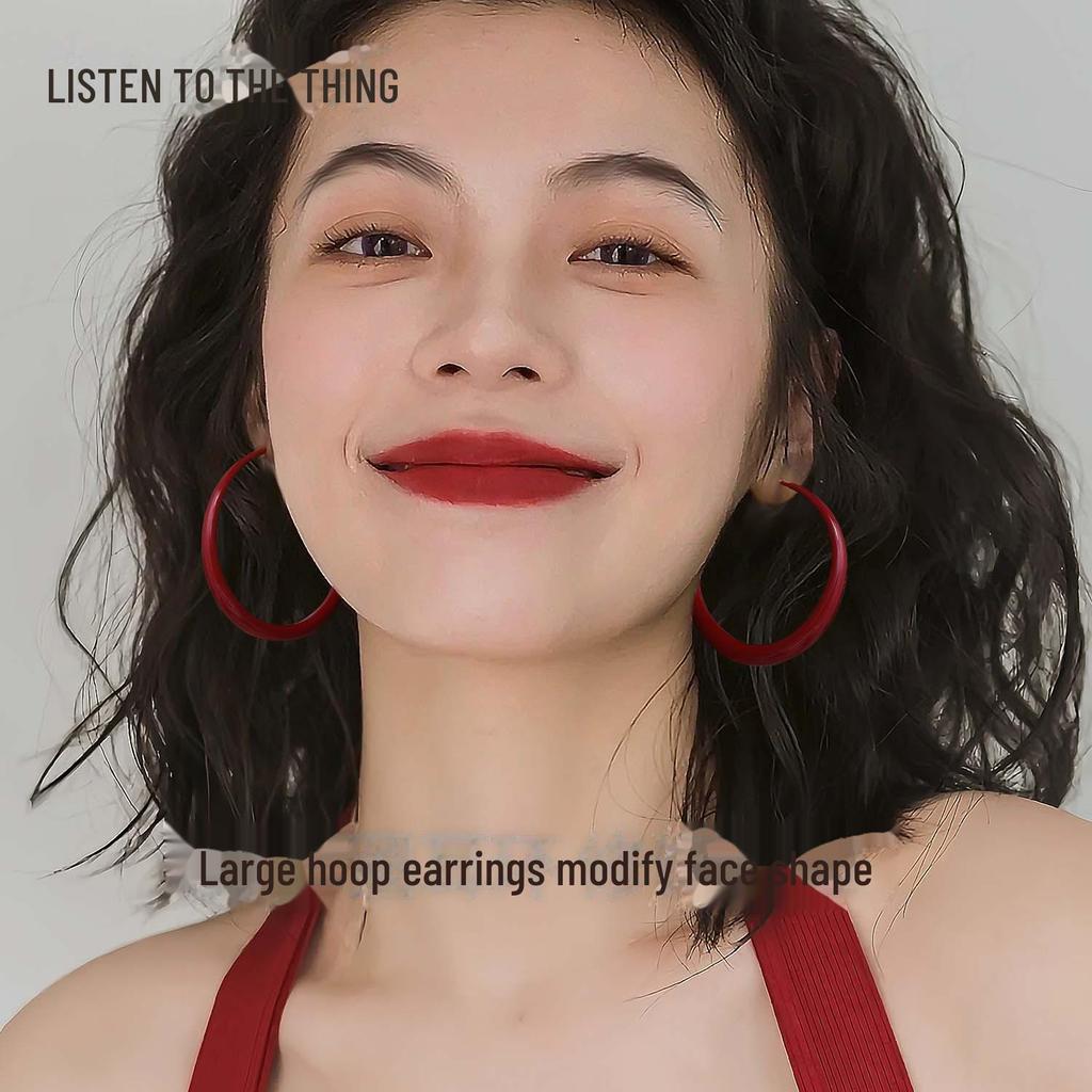 Ретро красные обручи: Серьги в стиле Гонконга на осень/зиму для создания шикарного, подчеркивающего достоинства лица образа