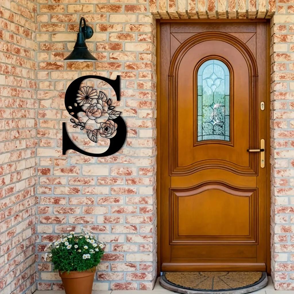 Потрясающая металлическая табличка с цветочными буквами-монограммами! Металлическое настенное искусство. Цветочный декор стен с заглавными буквами алфавита. Буквы для стен своими руками. Знак на заднем плане.