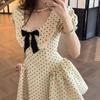 Женское летнее платье в горошек с бантом - Приталенное, с коротким рукавом, А-силуэта с акцентом на талии