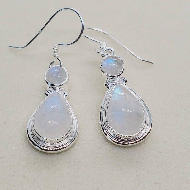 Серьги-подвески из серебра 925 пробы с радужным лунным камнем