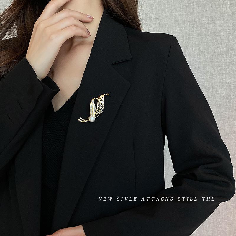 Лист Брошь Высококачественные женские костюмы Аксессуары Жемчужная вспышка Бриллиантовая брошь Фиксированная одежда Знаменитости Интернета Ins Tide Личность Знаменитости