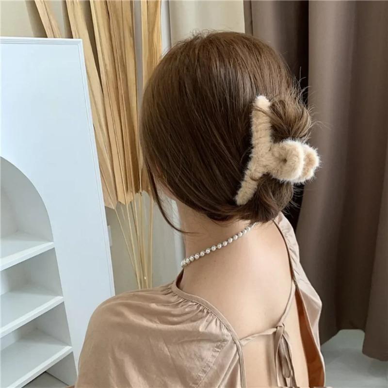 Kawaii Fur Hair Claws Clip for Women and Girls Autumn Winter Vintage Solid Hairy Shark Hairpin Korean Accessories