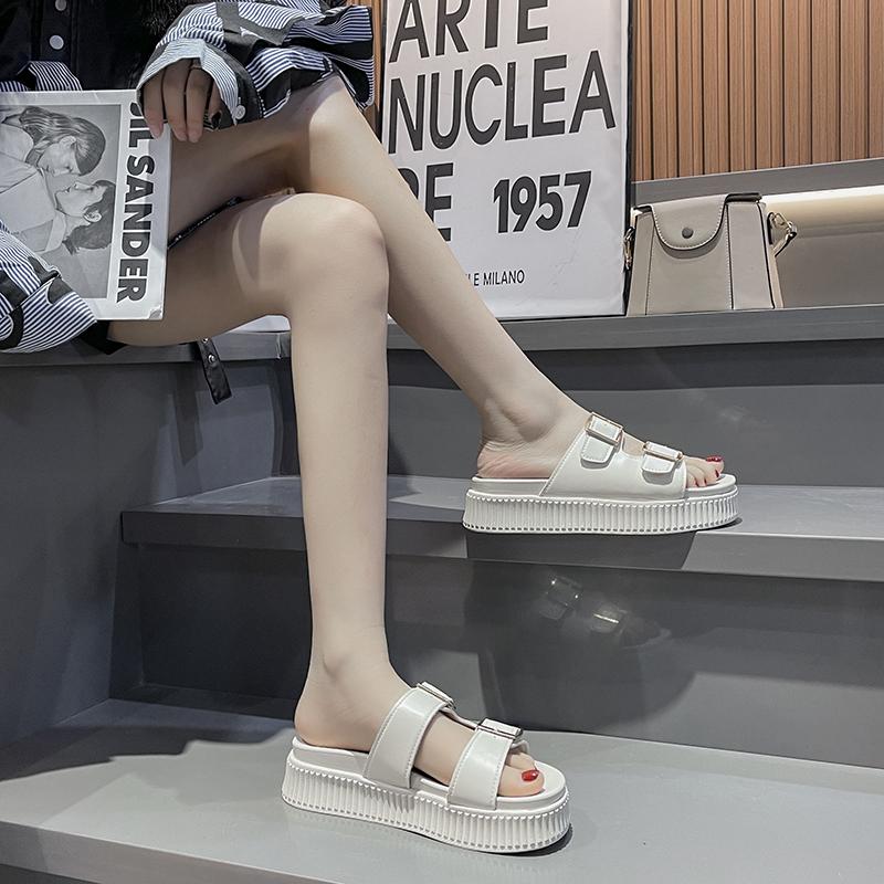 Новые тапочки на платформе, женские модные шлепанцы с пряжкой на толстой подошве, пляжные сандалии с открытым носком, повседневные удобные тапочки на танкетке