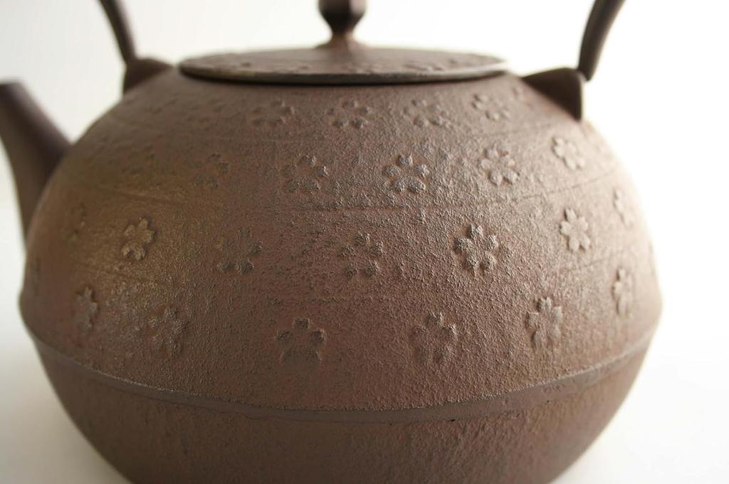 Чайник Ikenaga Iron Works Iron Kettle Nambu Ironware Kettle Fire Compatible Iron Replenishment Shade Sakura Pattern Brown Made in Japan 1.2L IH/Gas