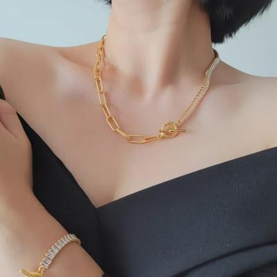 Женское многослойное колье с металлическими звеньями и застежкой-тоггл в виде теннисной ракетки