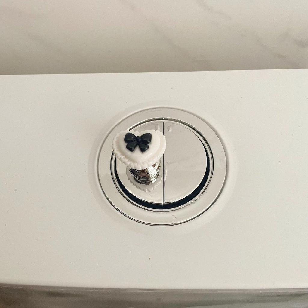 Универсальный подъемник крышки унитаза в виде цветка и приспособление для нажатия кнопки бачка для нейл-арта