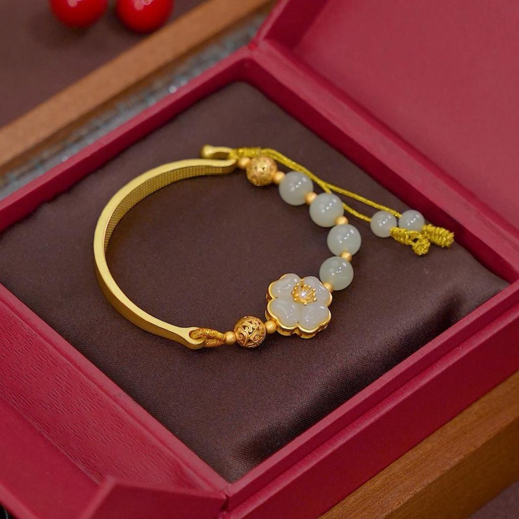 The designer recommends the "Flowers Blooming Ten Miles" Hetian Jade Fortune Bead Bracelet, a vintage bracelet with a sweet, ancient-style