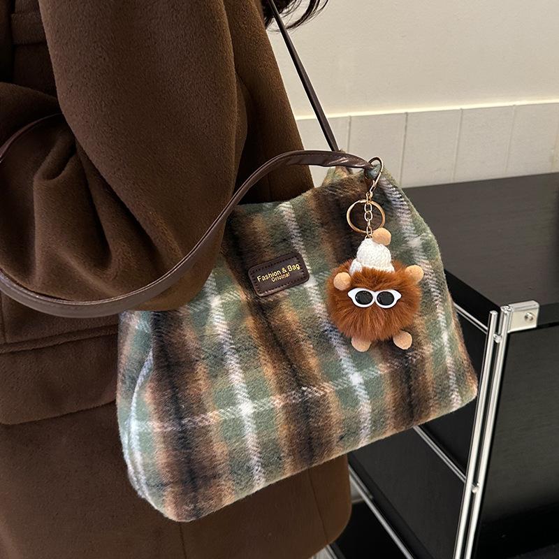 Шерстяная клетчатая сумка для женщин на осень и зиму, новая ретро-сумка для студентов, повседневная сумка большой вместимости на одно плечо подмышкой