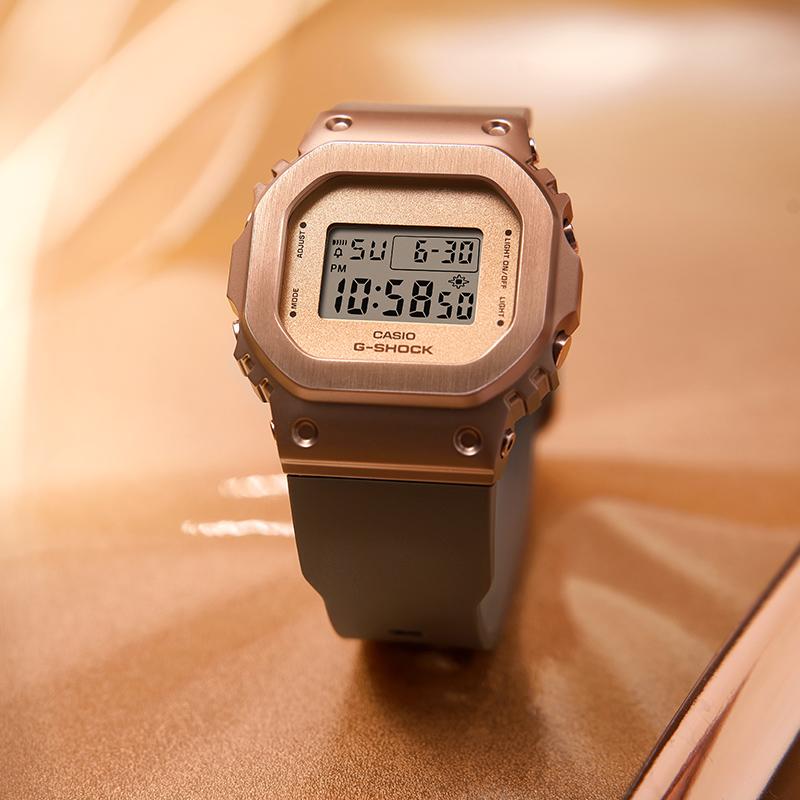 Casio Полностью металлическая серия - цифровой дисплей на квадратной пластине, металлический ретро-классический маленький квадрат, водонепроницаемый и ударопрочный механизм, кварцевый GM-S5600BR-5PR