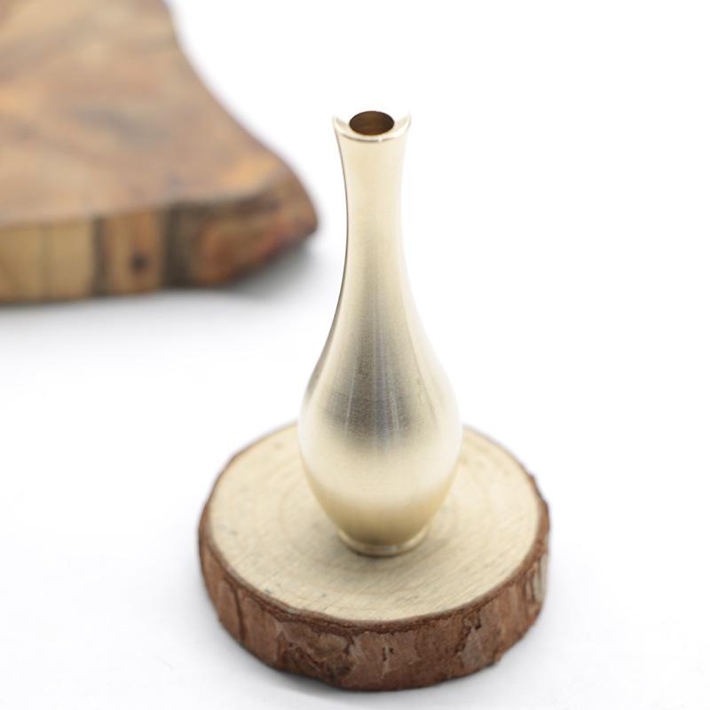 Антикварная латунная мини-ваза для рабочего стола - элегантное декоративное украшение для цветочной композиции в гостиной