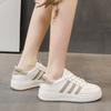 Корейская версия маленьких белых туфель для женщин 2024 года, весна, новый иностранный стиль, универсальная кожа, легкая и удобная платформа, спортивная повседневная обувь для серфинга