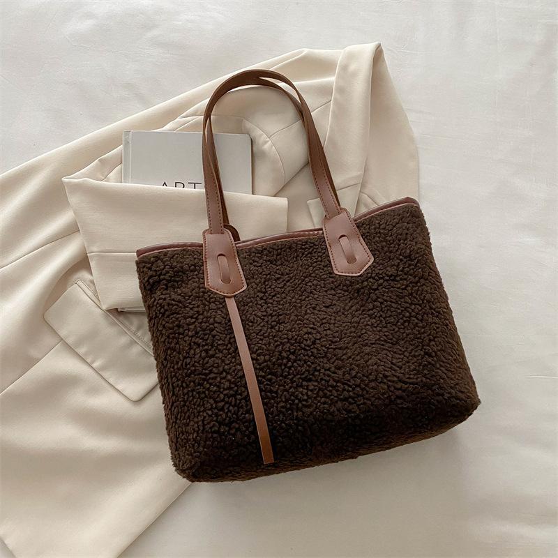 Плюшевая сумка женская большой вместимости 2025 новая осенне-зимняя повседневная сумка-тоут универсальная плюшевая сумка для поездок