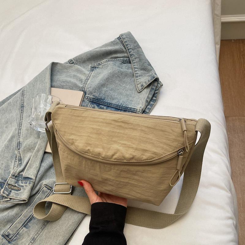 Casual and lightweight nylon cloth bag women's 2025 autumn new simple shoulder bag commuter niche messenger bag