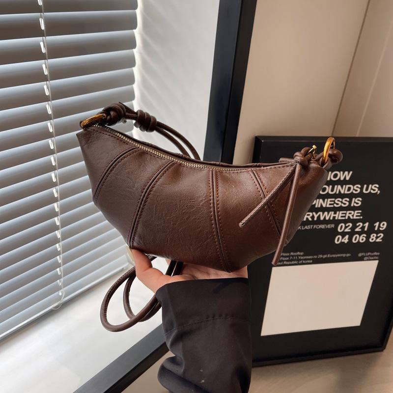 Niche croissant women's 2026 new versatile casual super fire dumpling bag fashion shoulder messenger bag