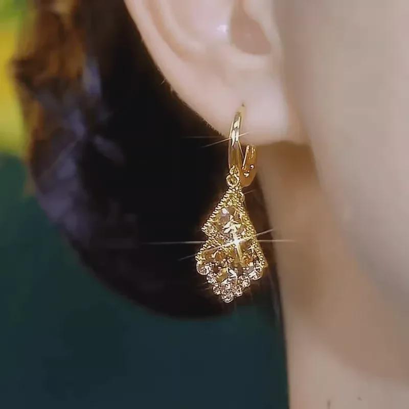 Элегантные золотые французские серьги: Мерцающая бриллиантовая мода осень/зима