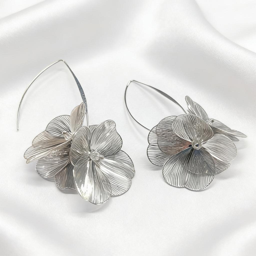 European and American women's earrings, personalized metal flower hollow design earrings, versatile niche earrings, advanced sense