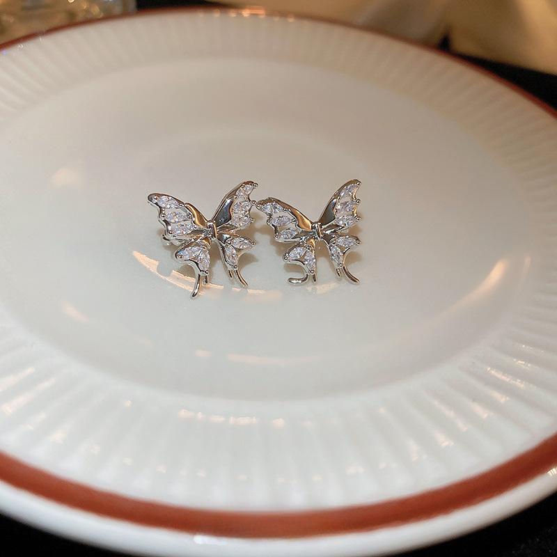 GemChic женские серьги-гвоздики с цирконием и бабочкой, зажим для ушей без пирсинга, простые модные серьги, ювелирные изделия на день рождения, Рождество, подарок