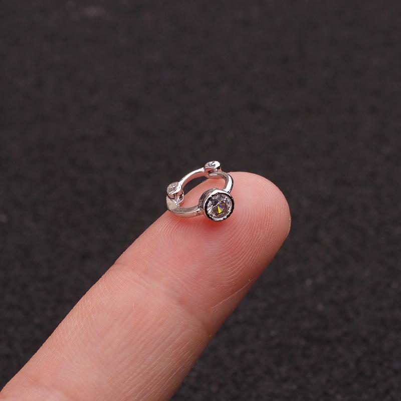 Изысканные маленькие серьги в хрящ с камнем