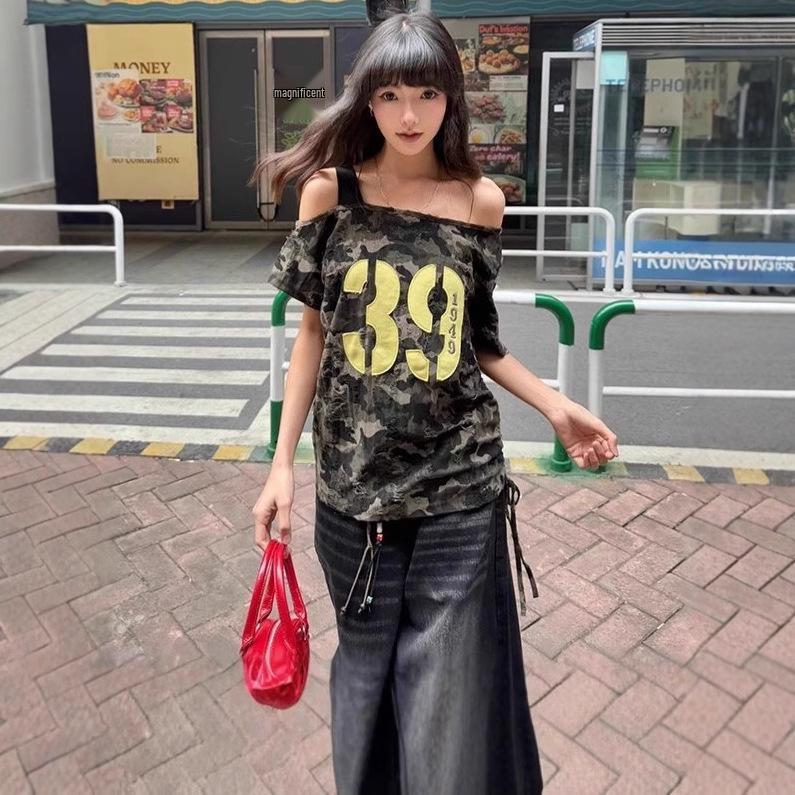 Летняя женская приталенная футболка с камуфляжным принтом на одно плечо 2025