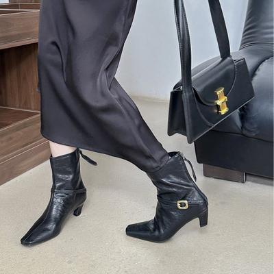 Осень-зима 2025 новые модели, европейский и американский стиль квадратный носок пряжка ремня котенок и темперамент короткие сапоги толстый каблук мартинсы