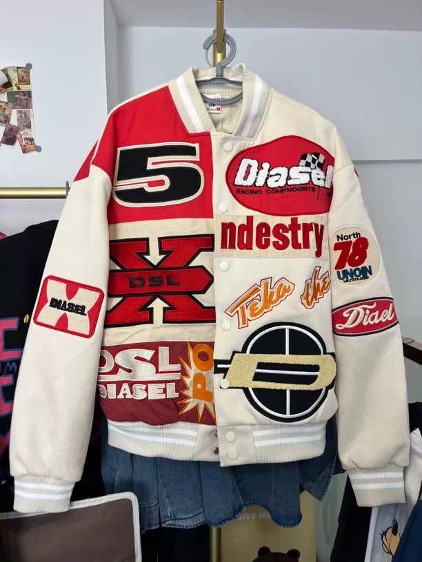 Бейсбольная куртка в стиле хип-хоп от Park Jae-Bum & Wang Jiaer: Свободный крой, тяжелая вышивка, модный унисекс-дизайн