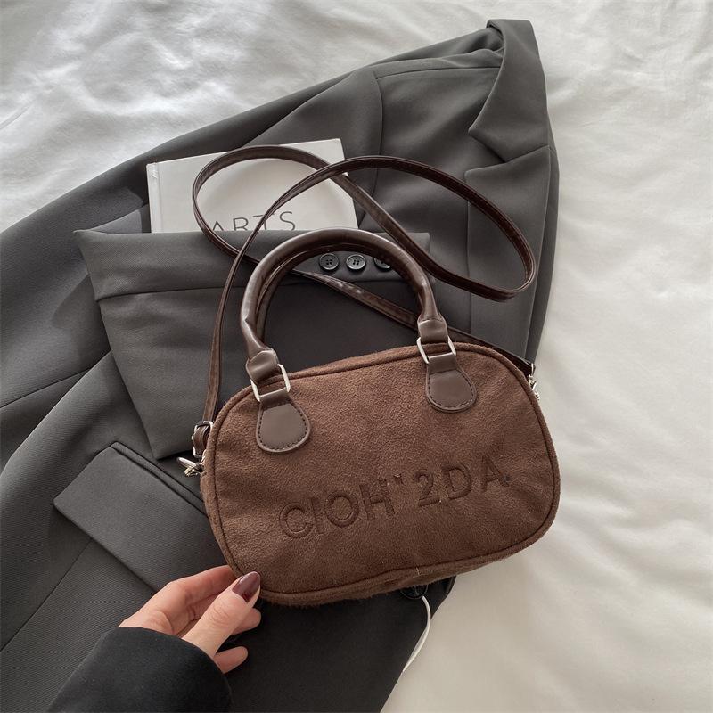 2025 Новая замшевая переносная сумка для боулинга, женская нишевая модная универсальная сумка через плечо с текстурированной небольшой квадратной сумкой