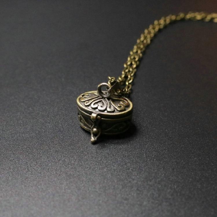 Мемориальное колье antique brass tone, открывающийся кулон-медальон с винтажной гравировкой для личной памяти