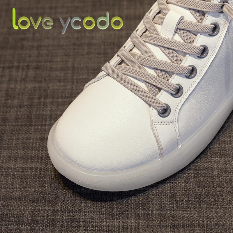 Пара женских осенне-зимних стильных и удобных ботильонов из натуральной кожи на плоской подошве