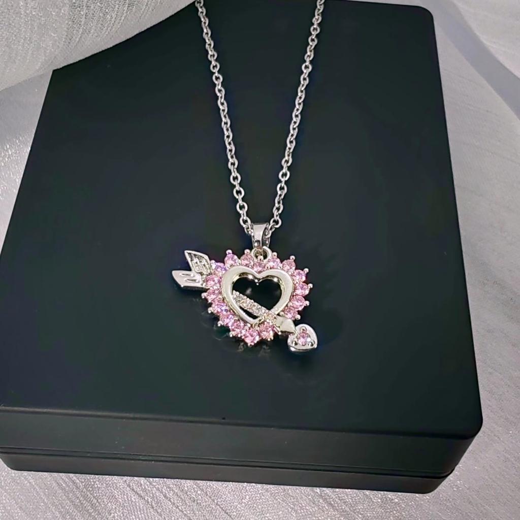 Титановая сталь Любовное ожерелье Женское Легкая роскошь Высокий уровень Универсальный кулон-сердце Цепочка для ключицы Аксессуары