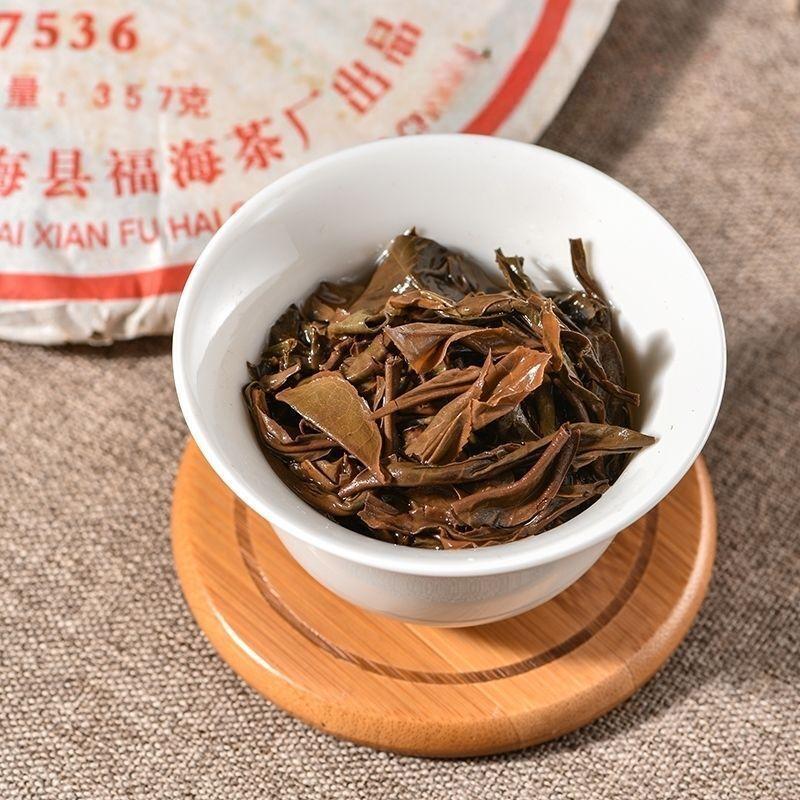 Yunnan Fuhai Classic 7536 Чай Пуэр Шэн Menghai Qizi Торт Пуэр сырой 357г