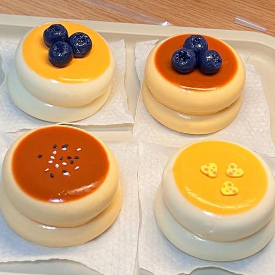 Суфле-игрушка для снятия стресса, медленно восстанавливающая форму. Клубничный торт с черникой. Сенсорная игрушка. Портативная. Для детей и взрослых. Имитация еды. Сжималка-фиджет.