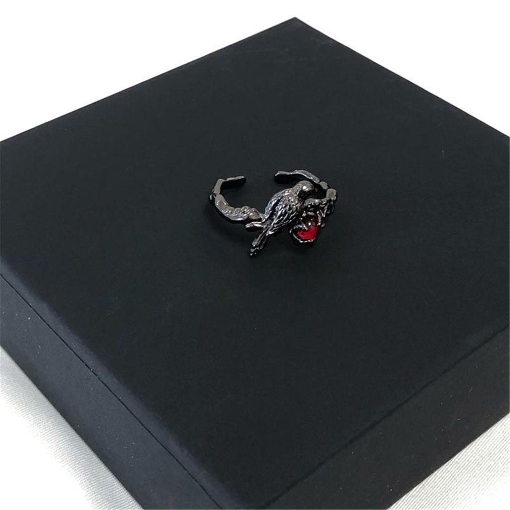 Кольцо с вороном в готическом стиле для любителей уникальной и загадочной моды. Аксессуар для пальца для вечеринок, фестивалей и повседневной носки.