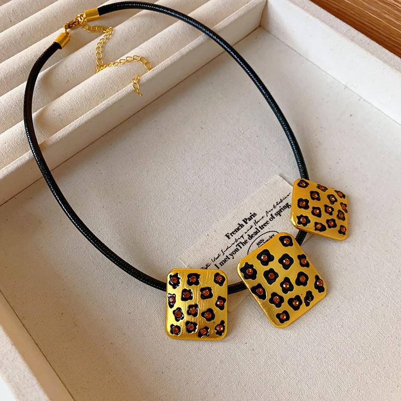 French Oval Lace Pearl Necklace - Retro Court Style Fashion Clavicle Chain