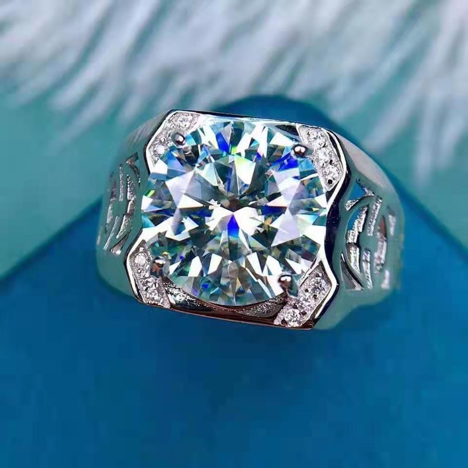 Классическое мужское кольцо с муассанитом весом 6 карат, инкрустированное сердечками и стрелами.
