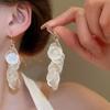 Серьги-кисточки из белых ракушек с серебряными иглами - Стильные праздничные пусеты высокого класса