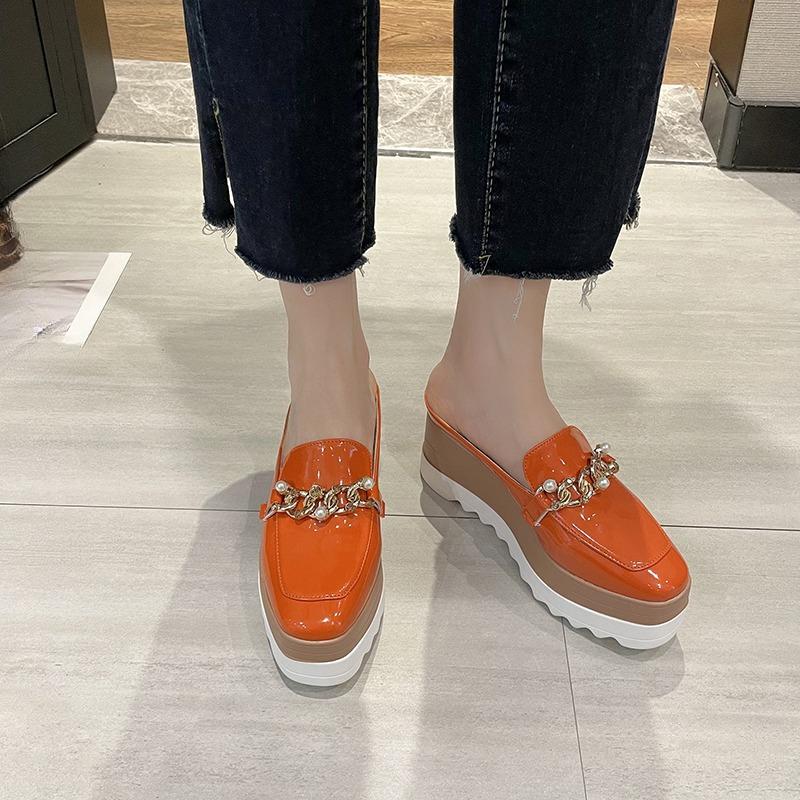 Полуслипы женские из лакированной кожи с квадратным носком, глубоким вырезом, жемчужной металлической отделкой сзади, низким клином, нескользящие и износостойкие