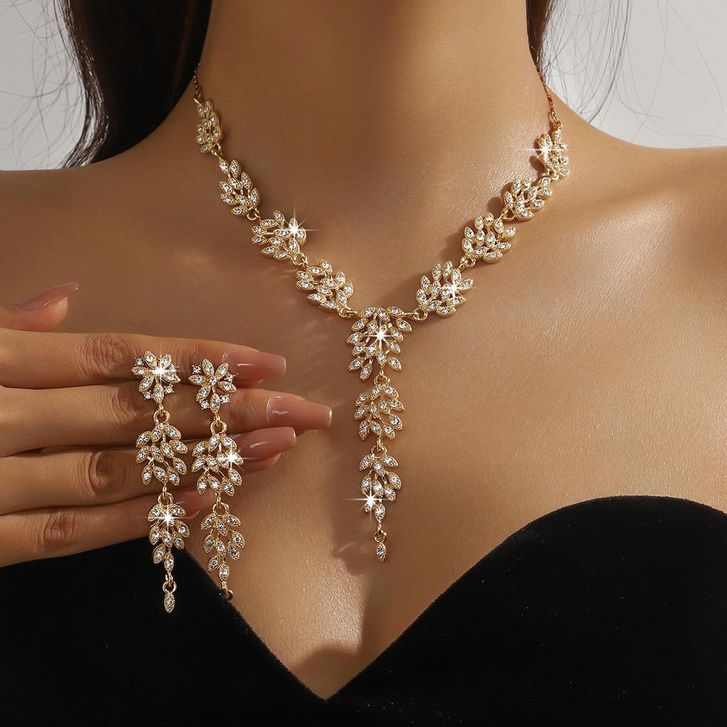 Высококачественный комплект из трех частей ожерелья и сережек для женщин