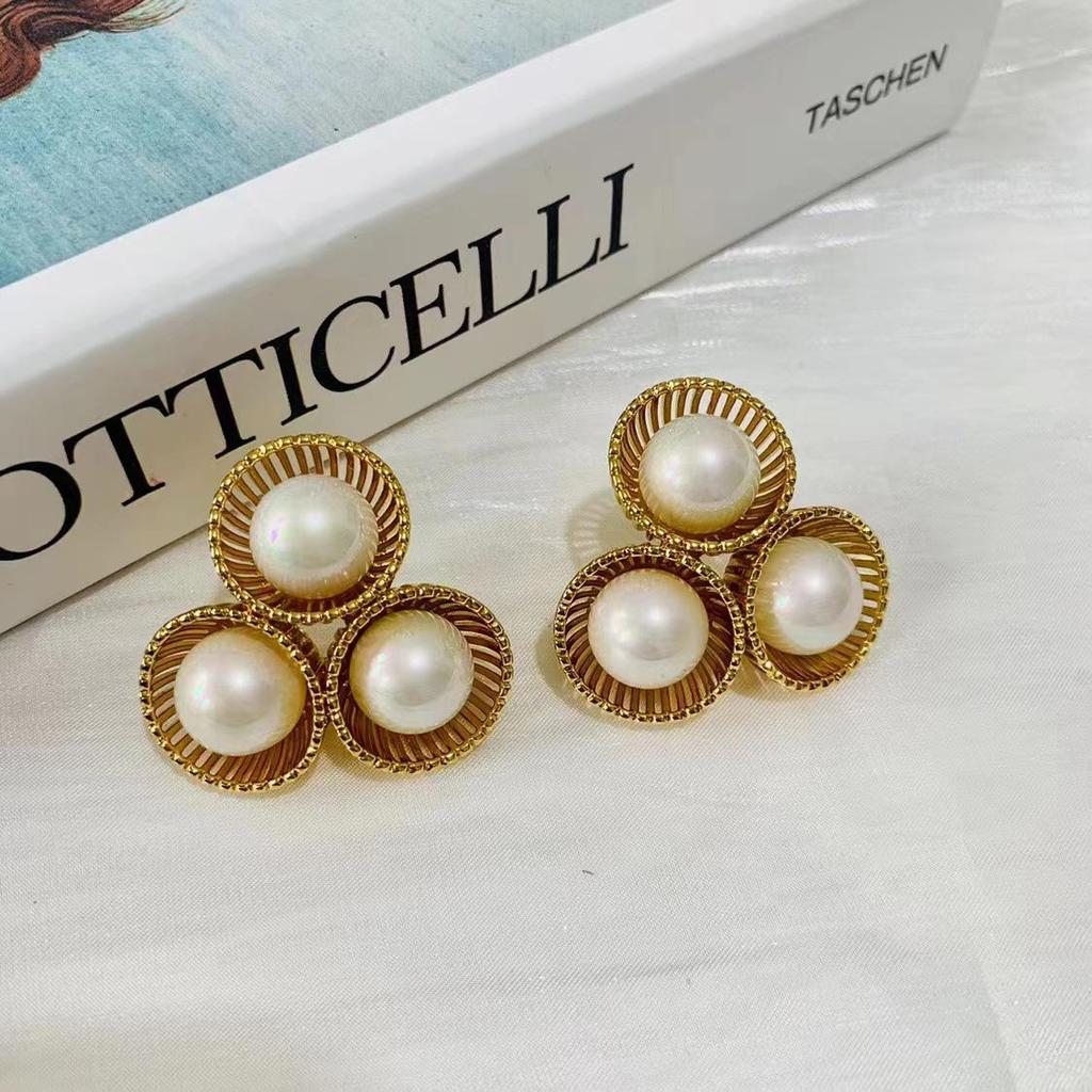 Элегантные французские серьги-гвоздики в виде жемчужных цветов — изысканный ажурный дизайн.