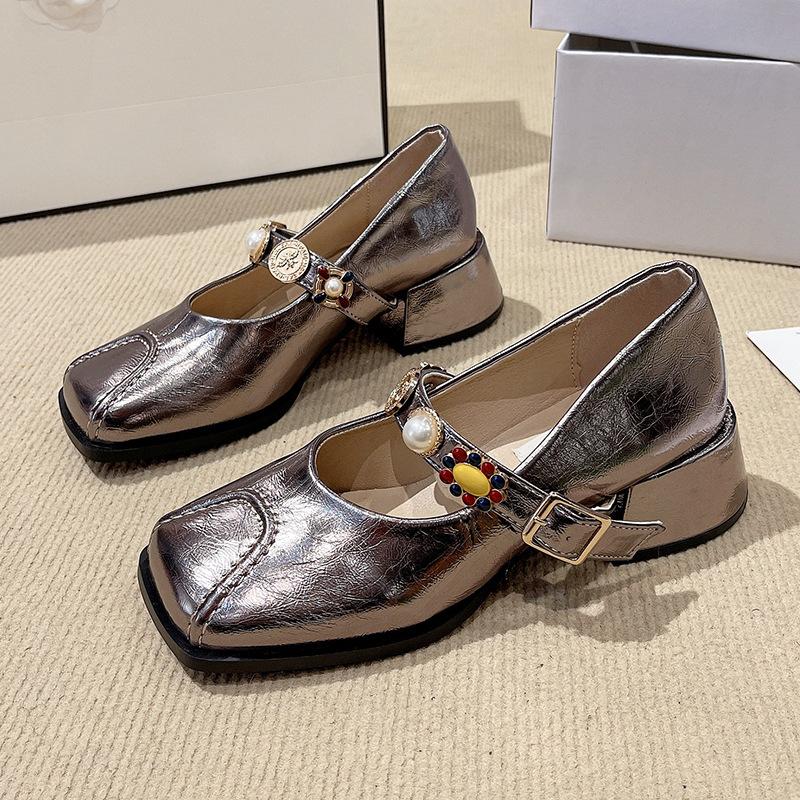 Женские туфли-лодочки 2025 весна новая нишевая мягкая кожа значок пряжка повседневные квадратный носок толстый каблук Мэри Джейн