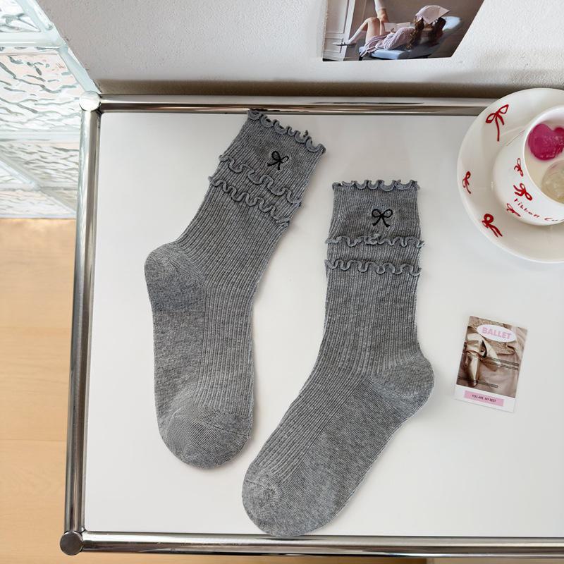 Осенние женские хлопковые носки средней длины с вышитым бантом — дышащие, удобные, в стиле Мэри Джейн с деревянными ушками по краям