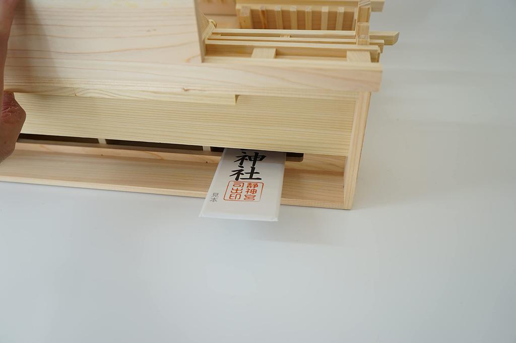 Деревенский синтоистский храм Камидана с тремя разными крышами, маленький, основная металлическая фурнитура