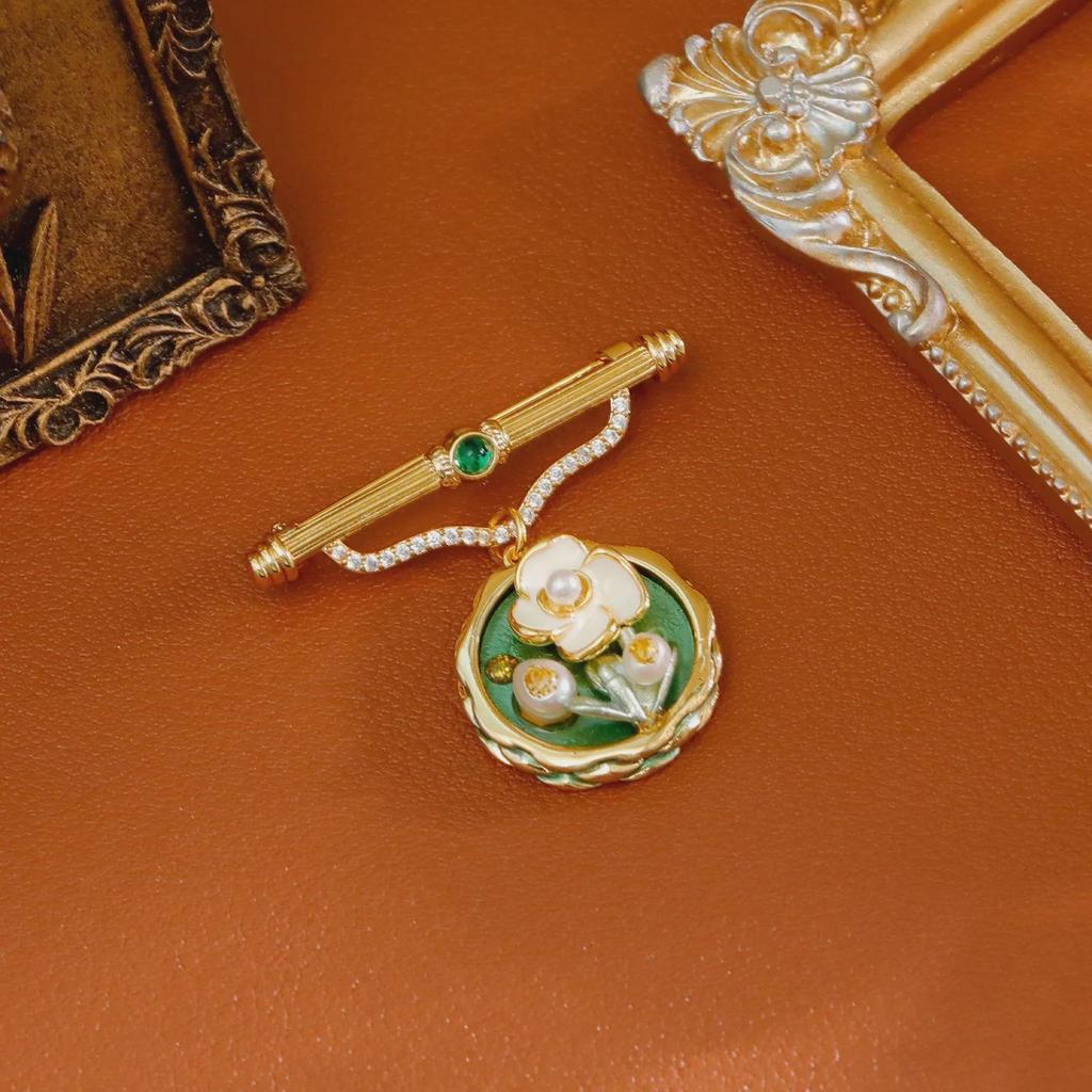 High-End Medieval Vintage Pearl Brooch for Women - Palace Oil Painting Niche Design Suit Pin