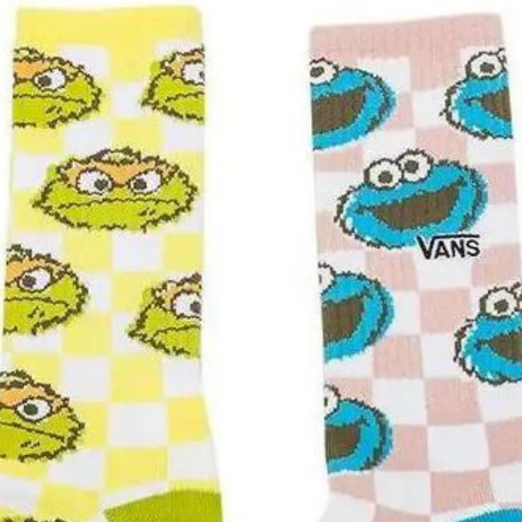 Vans SESAME STREET Knee High Socks Unisex 2 Pack (Unisex) Knee-High Socks VNOOO8PTWHT