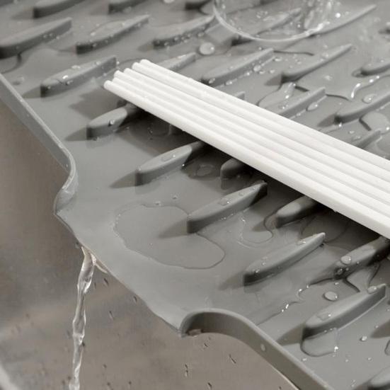 Silicone Slope Drain Mat for Drip-Free Drying Space-Saving Dish Drainer Heat-Resistant Pot Rack Non-Slip Mat for Kitchen Countertop
