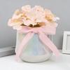 Искусственный цветок в керамической вазе с шелковым бантом Мягкая реалистичная композиция из искусственных цветов Декор для дома, рабочего стола, столешницы