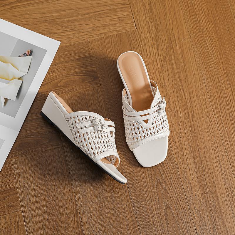 Корейская версия плетеных шлепанцев на толстом каблуке с вырезами, крутые шлепанцы для женщин для ношения, лето 2025, новые ретро шлепанцы с открытым носком, для ленивых