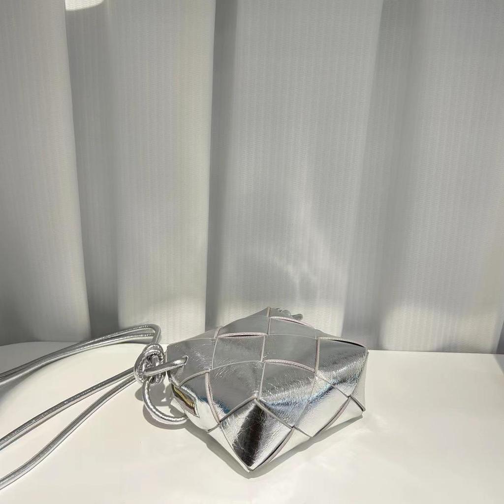 2024 Весна/Лето Женская мода из коровьей кожи, плетеная вручную, с узлом, сумка через плечо и через плечо